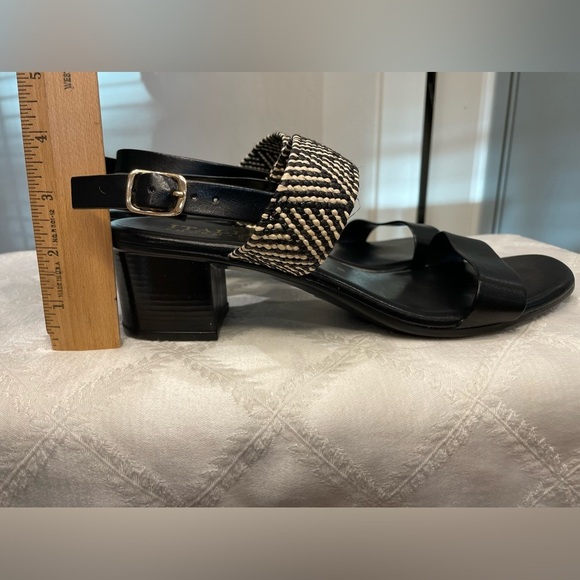 Italian Shoemakers Size 10 Black and Cream Aztecish Looking Style Sandal - Picture 2 of 7